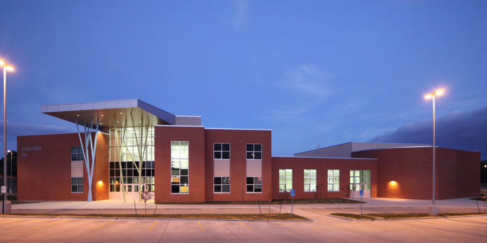 Exterior shot of Des Moines Public Schools Edmunds Elementary